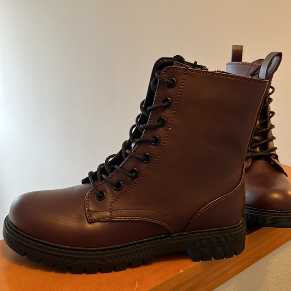 NWT Women’s Burgundy Leather Boot, Size 7.5 Style Raindeer Boot - Picture 1 of 8